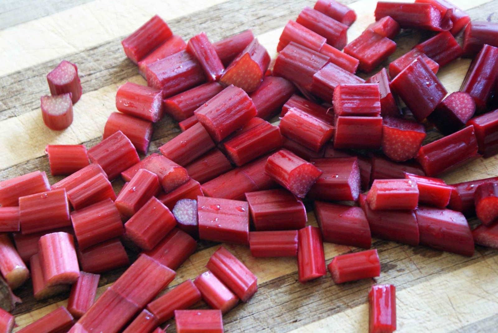 Victoria Rhubarb Seeds – Heirlooom -Used in pies, tarts,Muffins and jams,Organic