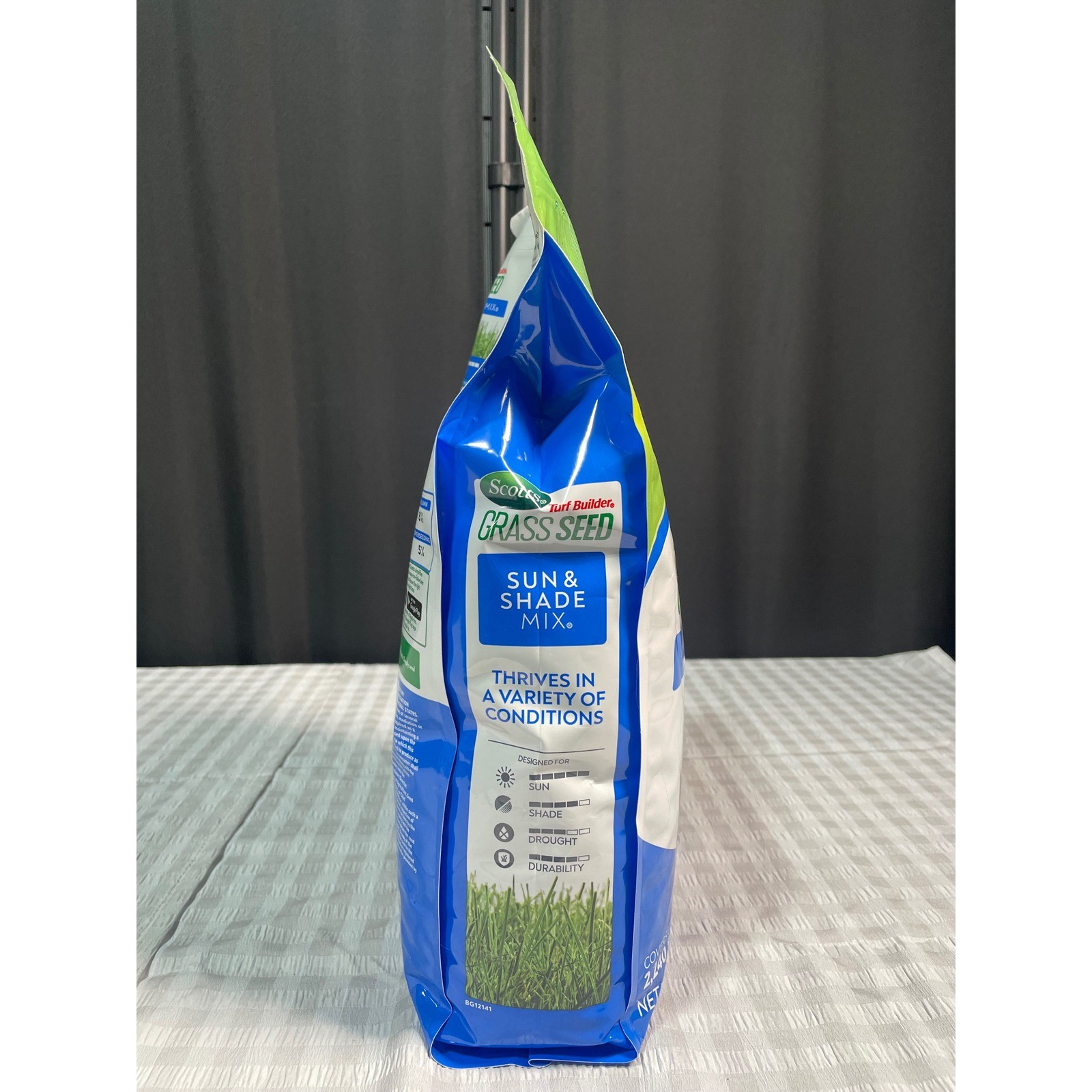 Scotts Turf Builder Grass Seed Sun & Shade Mix 5.6 lb Covers 2240 Sq Ft